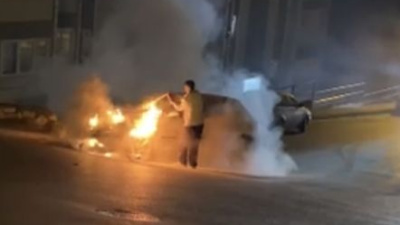 Alkollü sürücünün duvara çarptığı otomobil yandı