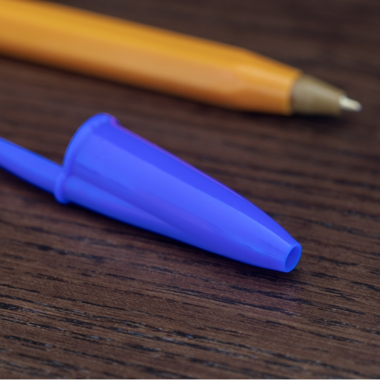 Tükenmez kalem kapağındaki delik neden var?