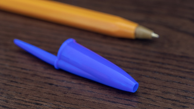 Tükenmez kalem kapağındaki delik neden var?