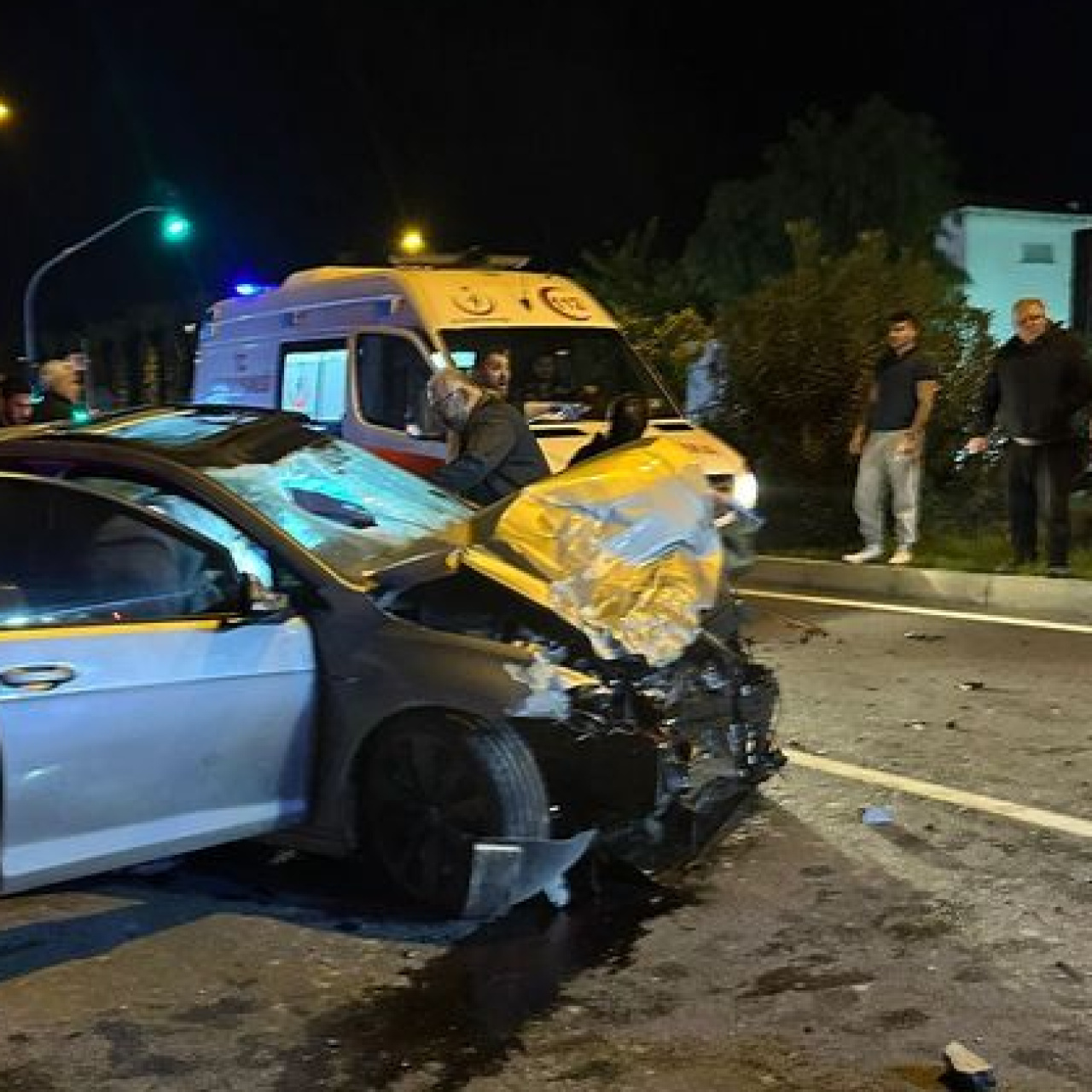 Otomobil ile motosiklet çarpıştı: 1 ölü, 2 yaralı