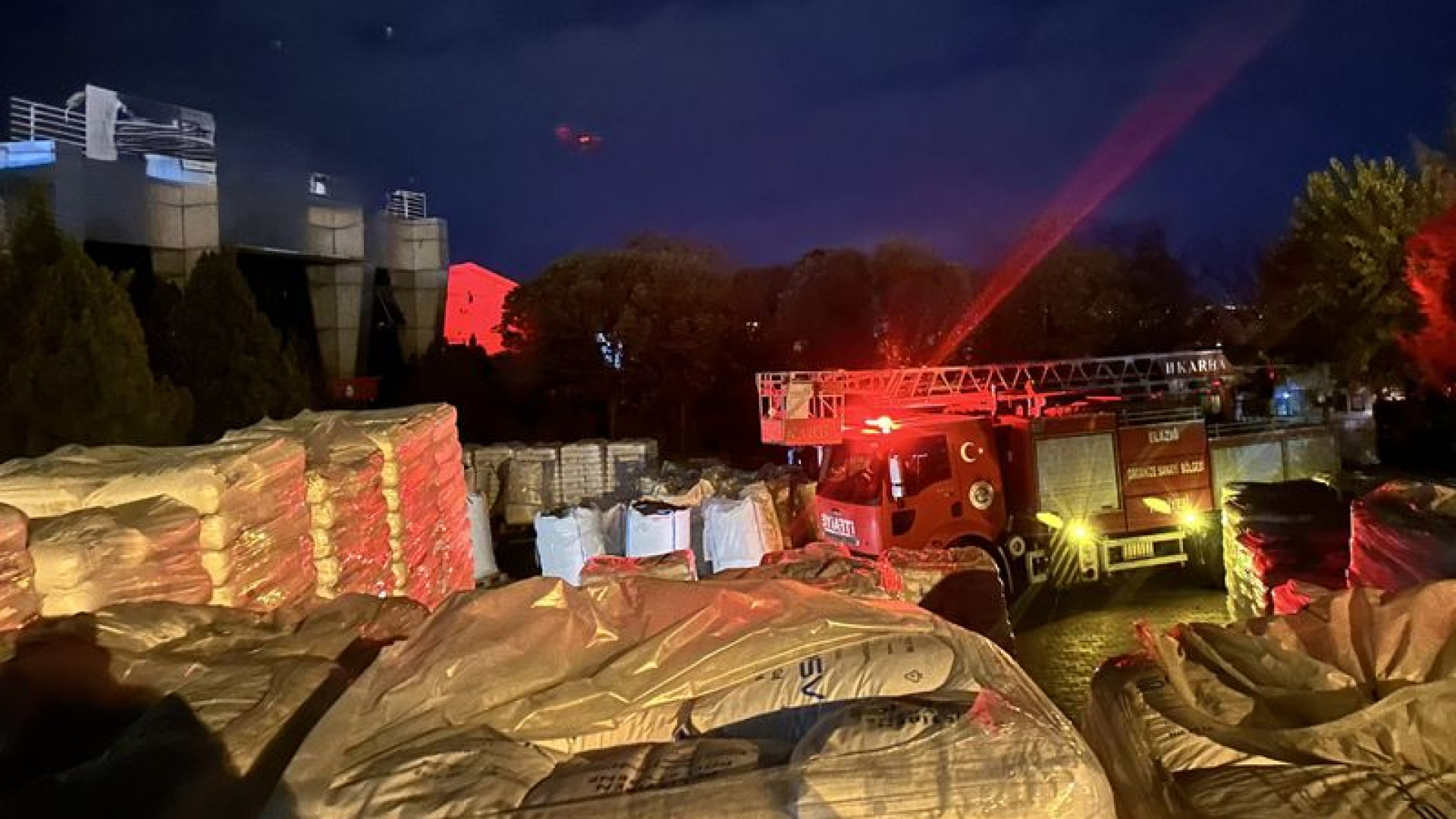 Elazığ'da Fabrika Yangını: 16 İşçi Dumandan Etkilendi, İtfaiye Eri Yaralandı