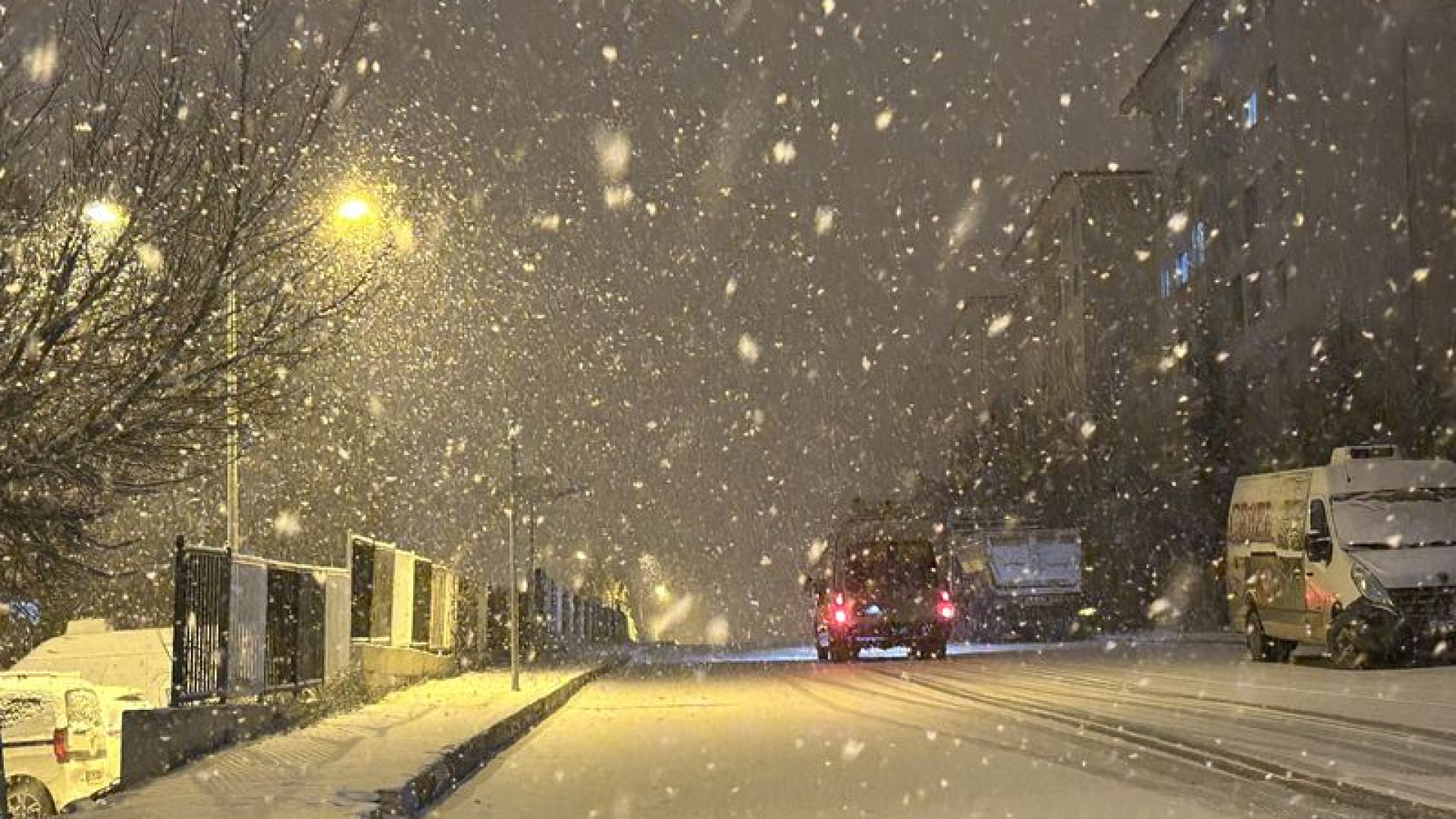 Son dakika: Van’da yoğun kar yağışı uçak seferlerinin rötar yapmasına sebep oldu | Son dakika haberleri
