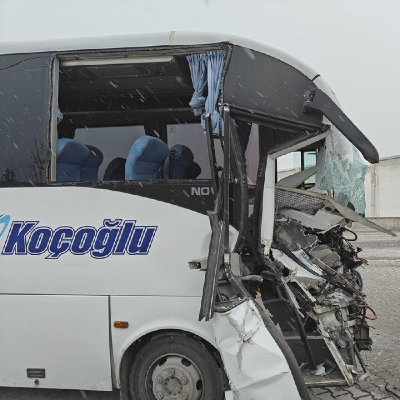 TIR dorsesine arkadan çarptı: 22 yaralı