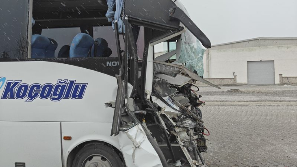 TIR dorsesine arkadan çarptı: 22 yaralı