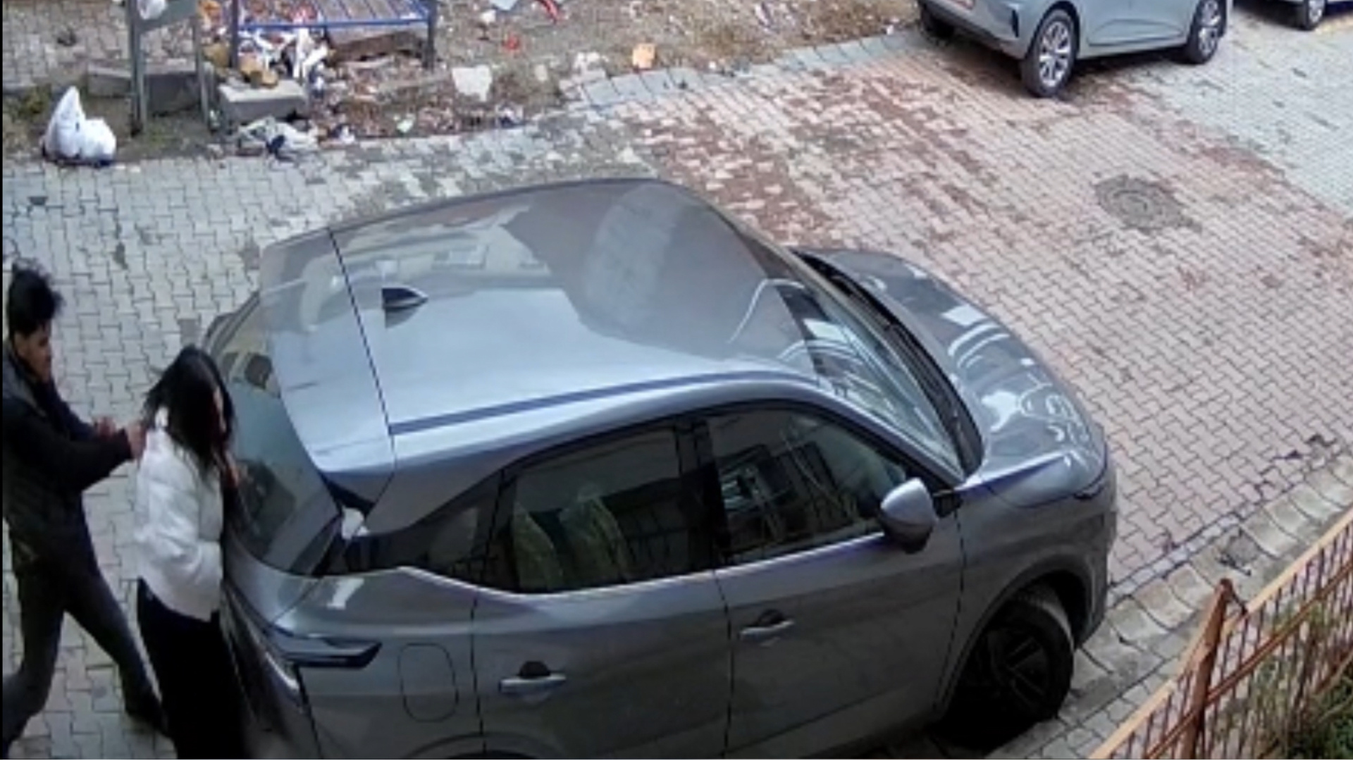 Sokakta çığlık! Darp ettiği eşinin başına silah dayadı! | Son dakika haberleri