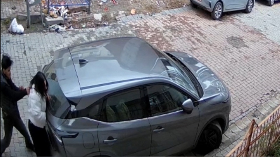 Sokakta çığlık! Darp ettiği eşinin başına silah dayadı!