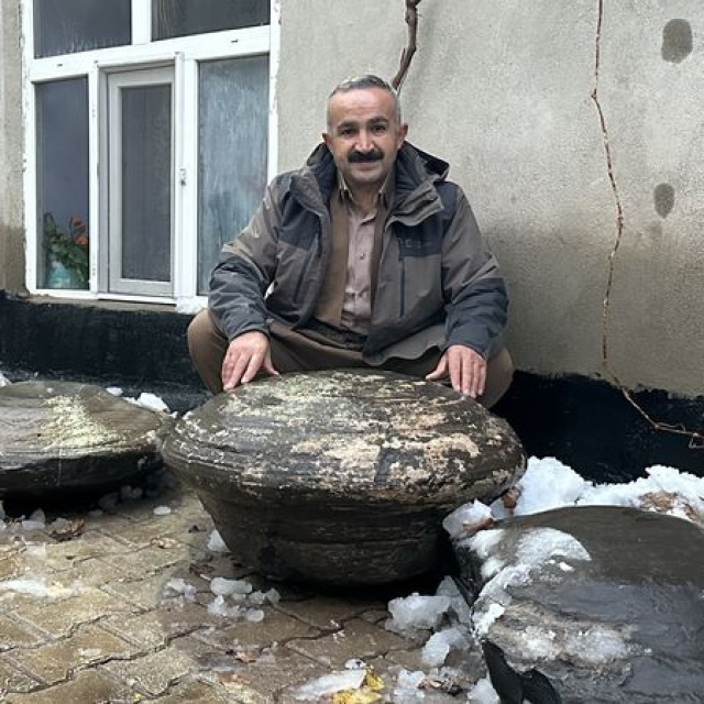 6 gizemli taş 3 yıldır evinin önünde!
