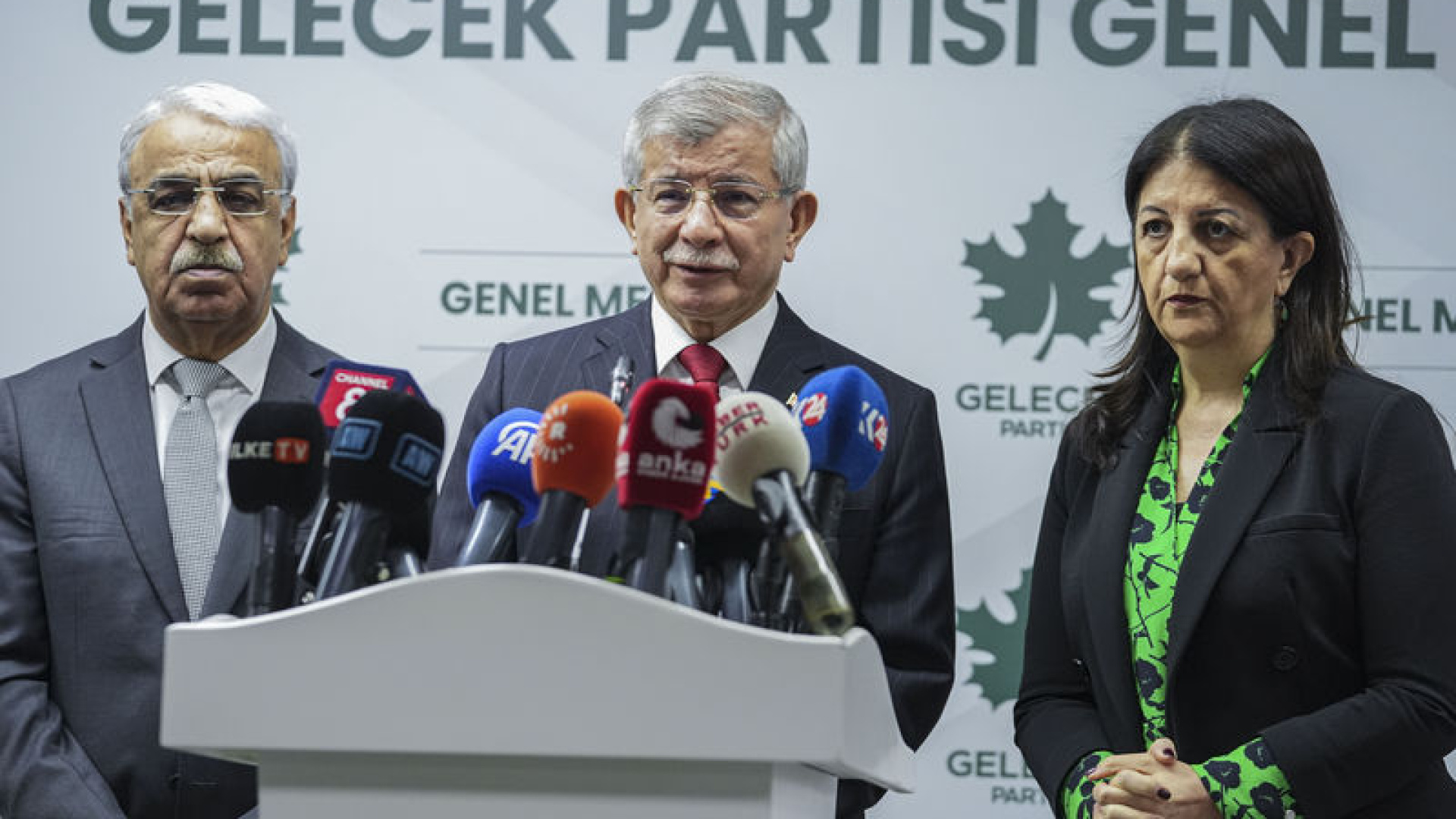 DEM Parti Heyeti Davutoğlu'nu Ziyaret Etti: Süreç Yavaş İşliyor