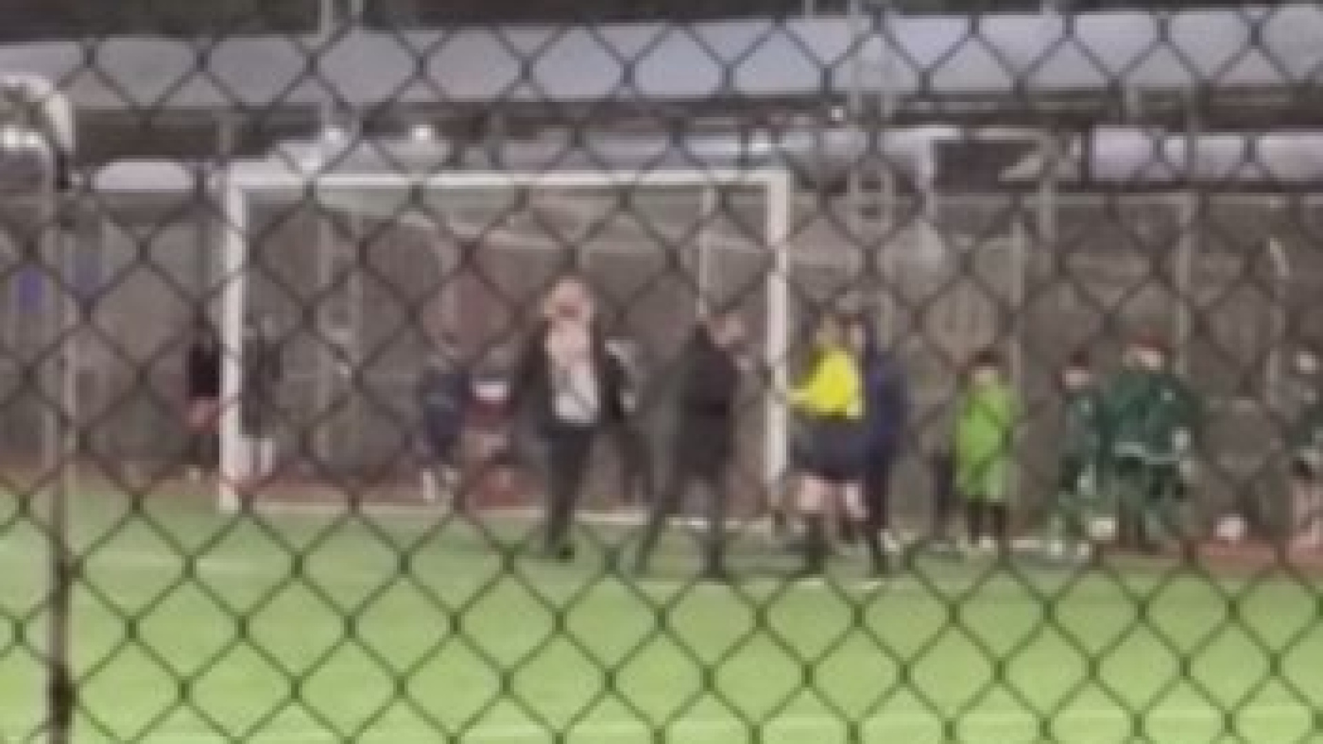 Antrenörden kadın hakeme saldırı! Sahaya girip tok…