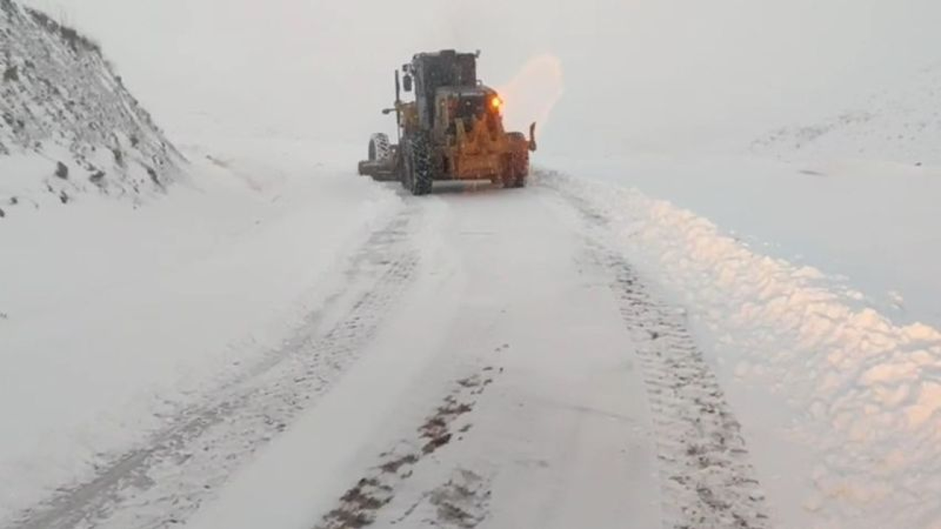 Siirt'te etkili olan kar yağışı nedeniyle, Pervari ilçesine bağlı 15 köy yolu ulaşıma kapandı