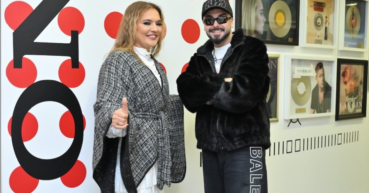 Sefo ve Demet Akalın, Sony Music Türkiye'den 'Diamond Plak' ödülü aldı