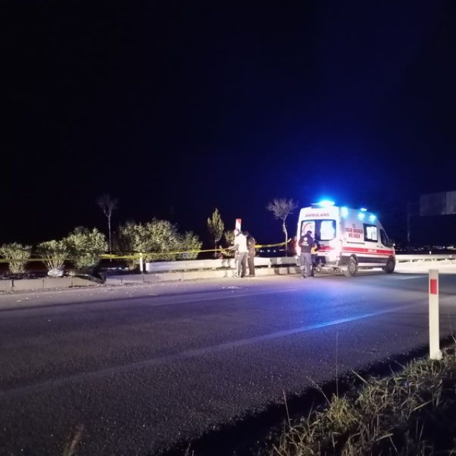 Adana'da motosiklet refüje çarptı: 1 ölü, 1 ağır yaralı