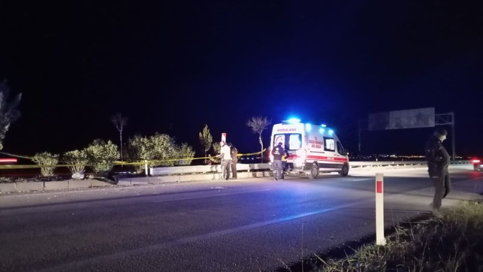 Adana'da motosiklet refüje çarptı: 1 ölü, 1 ağır yaralı