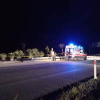 Adana'da motosiklet refüje çarptı: 1 ölü, 1 ağır yaralı