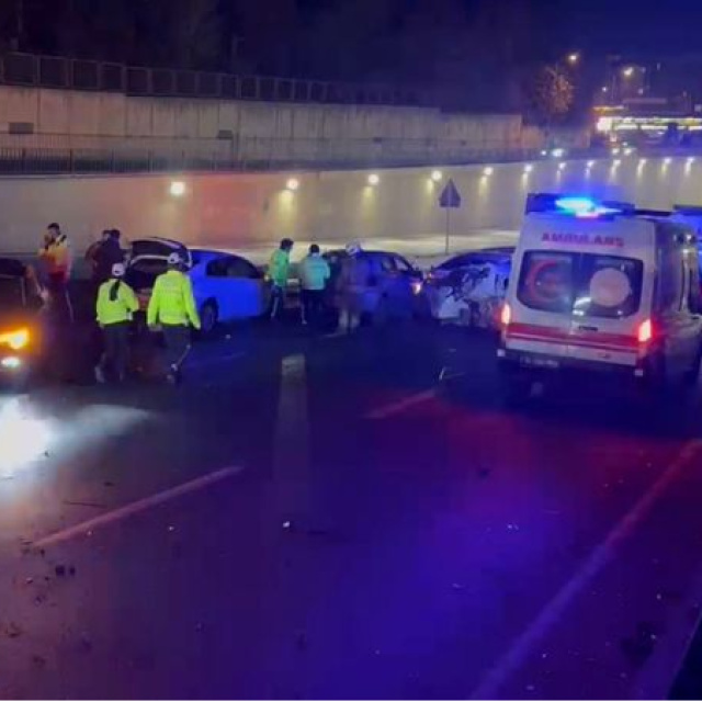 Çekmeköy'de 7 araçlık zincirleme kaza: 7 yaralı