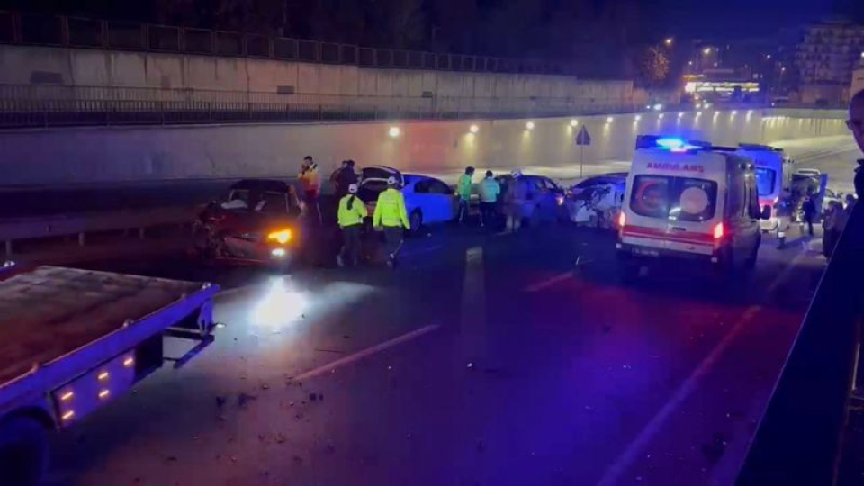 Çekmeköy'de 7 araçlık zincirleme kaza: 7 yaralı