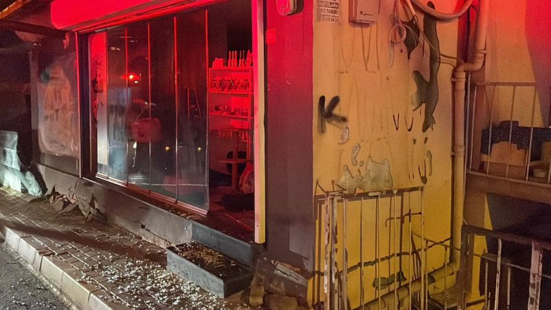 Sarıyer'de Zemin Kayması: 2 Katlı Bina Gecekondunun Çatısına Yaslandı