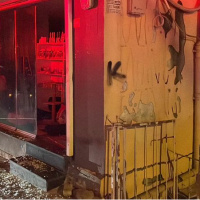 Zemini kayan bina gecekonduya yaslandı