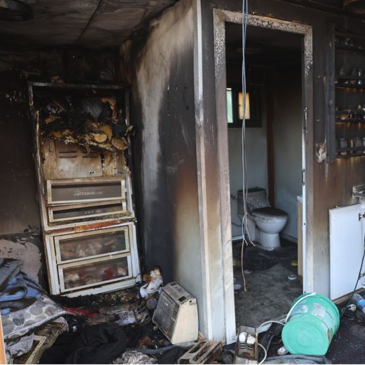 Depremzede çiftin konteyneri küle döndü