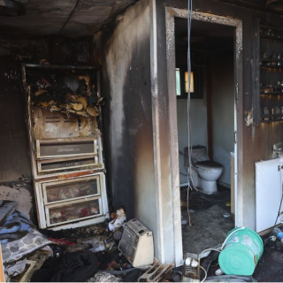 Depremzede çiftin konteyneri küle döndü