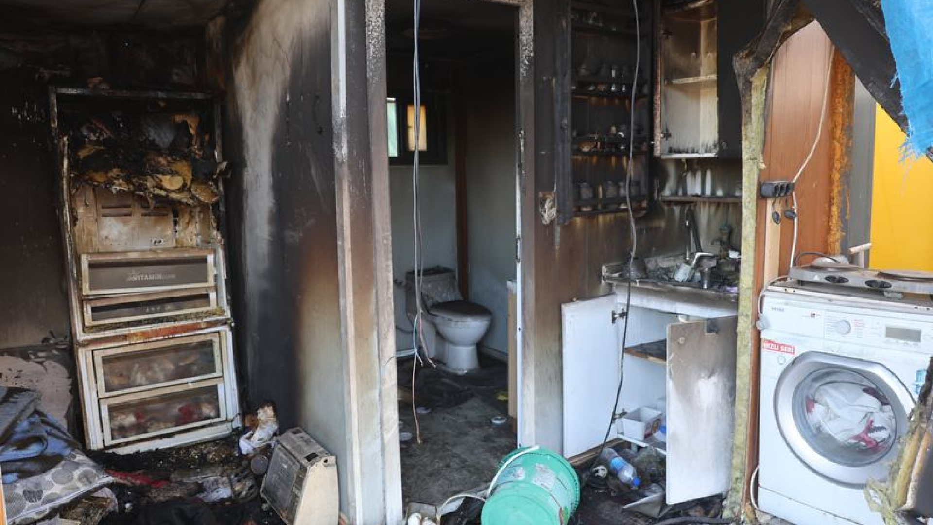 Hatay'da Depremzede Çiftin Konteyner Evi Yanarak Küle Döndü