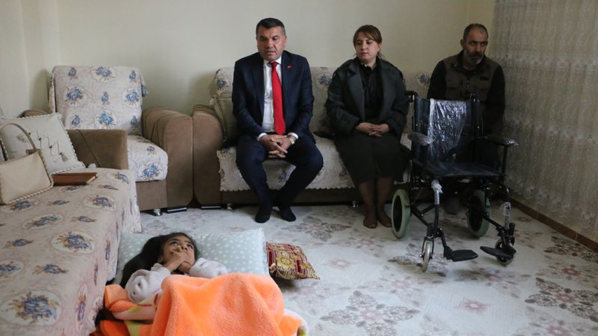 Devlet Bahçeli engelli vatandaş için aileye sürpriz yaparak tekerlekli sandalye hediye etti | Son dakika haberleri