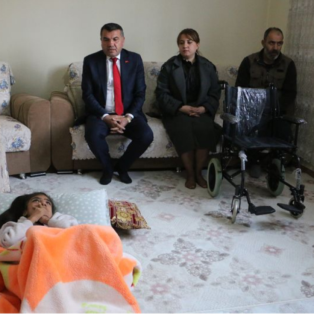 Bahçeli'den engelli vatandaşa hediye