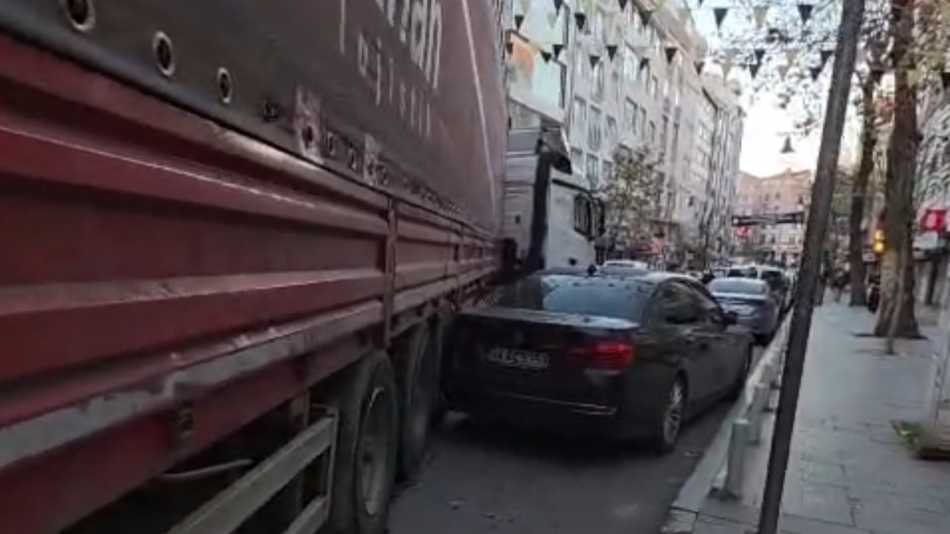 Kağıthane'de TIR Manevrası: 3 Araç Hasarlı, Trafik Durdu, 'Linç' Uyarısı