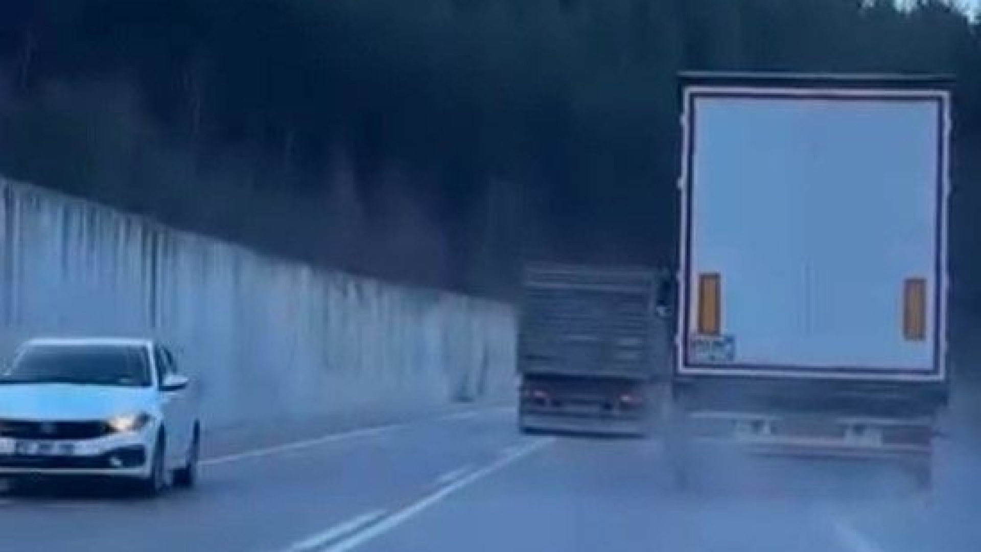 Son dakika: Kamyonun sollama manevrası kazaya neden oluyordu: O anlar kamerada