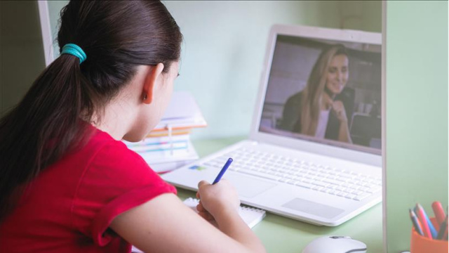 Öğrencilere bilgisayar bilimi ve yazılım dersi