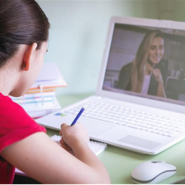 Öğrencilere bilgisayar bilimi ve yazılım dersi