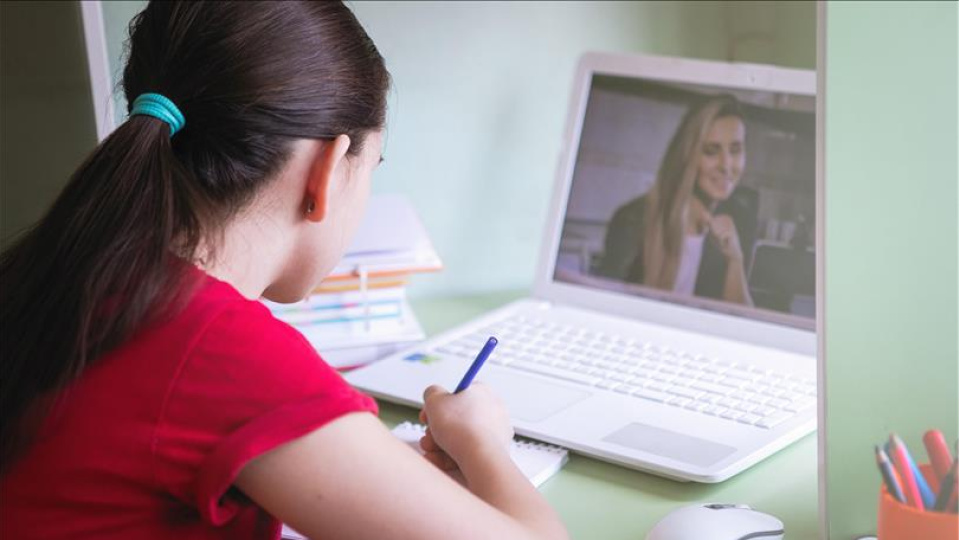 Öğrencilere bilgisayar bilimi ve yazılım dersi