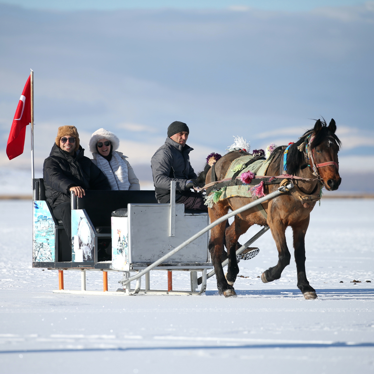 Çıldır Gölü dondu, atlı kızak heyecanı başladı