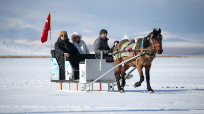 Çıldır Gölü dondu, atlı kızak heyecanı başladı