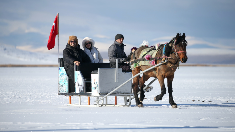 Çıldır Gölü dondu, atlı kızak heyecanı başladı