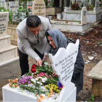 800 bin TL'lik ağlatan tazminat! Mezar taşına sarıldılar...