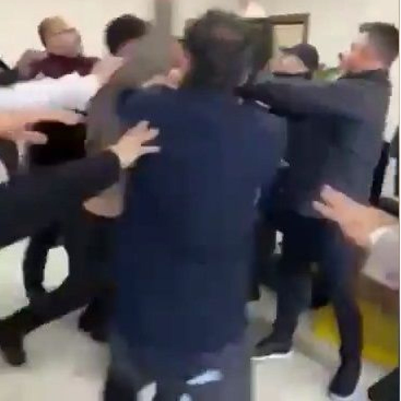 Tekme tokat birbirlerine girdiler