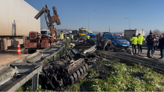 TIR'a arkadan çarptı kabine sıkıştı