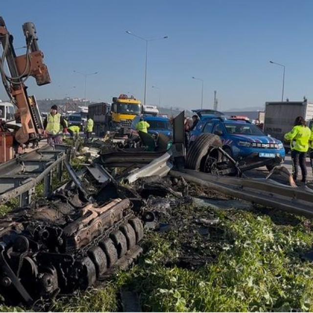 TIR'a arkadan çarptı kabine sıkıştı