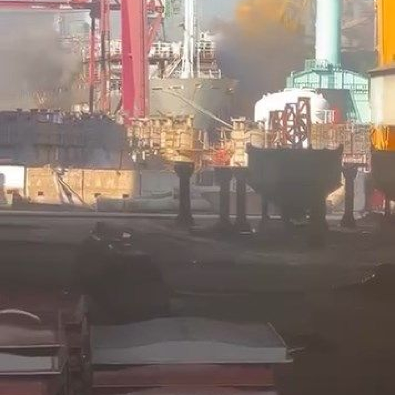 Tersanede korkutan yangın: Büyüyerek katlara sıçradı