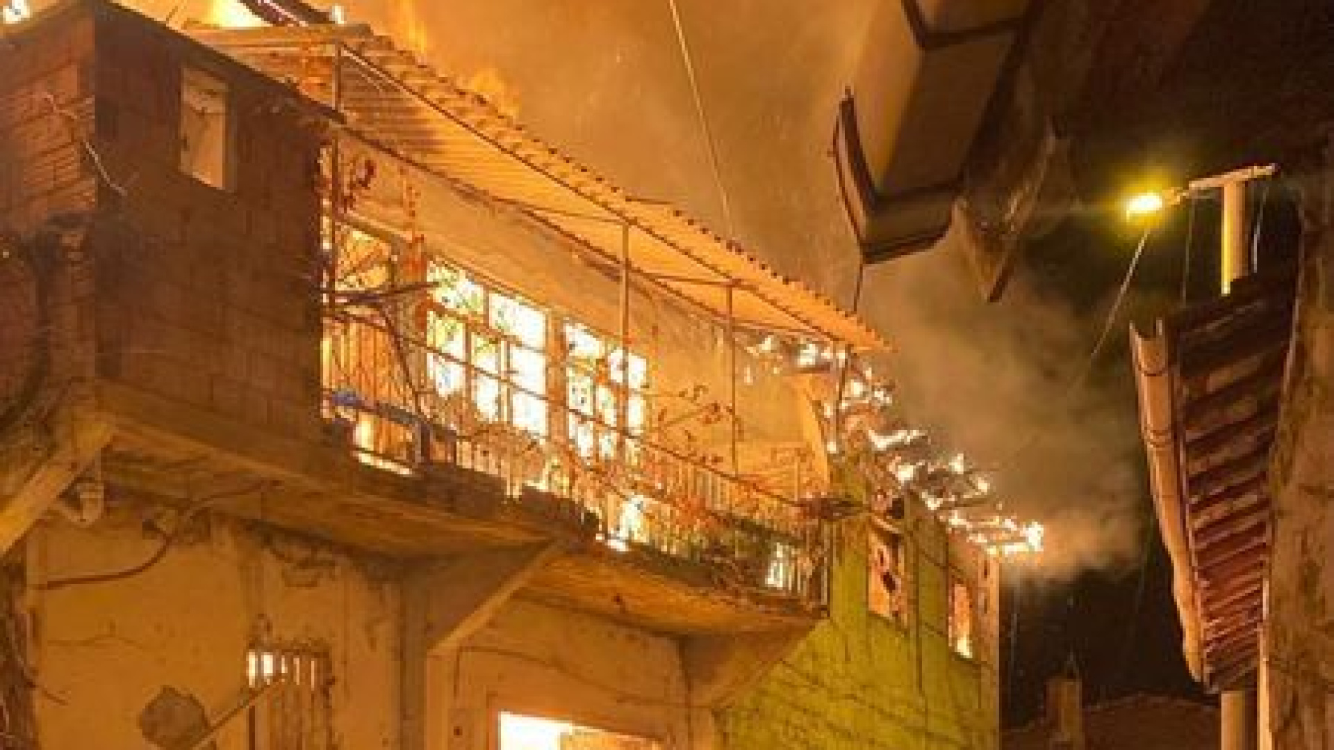 Son dakika: Manisa Gördes'te gece yangını: 5 ev zarar gördü, 1 kişi hayatını kaybetti | Son dakika haberleri