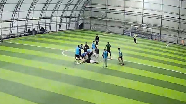 İki grup arasında halı saha kavgası