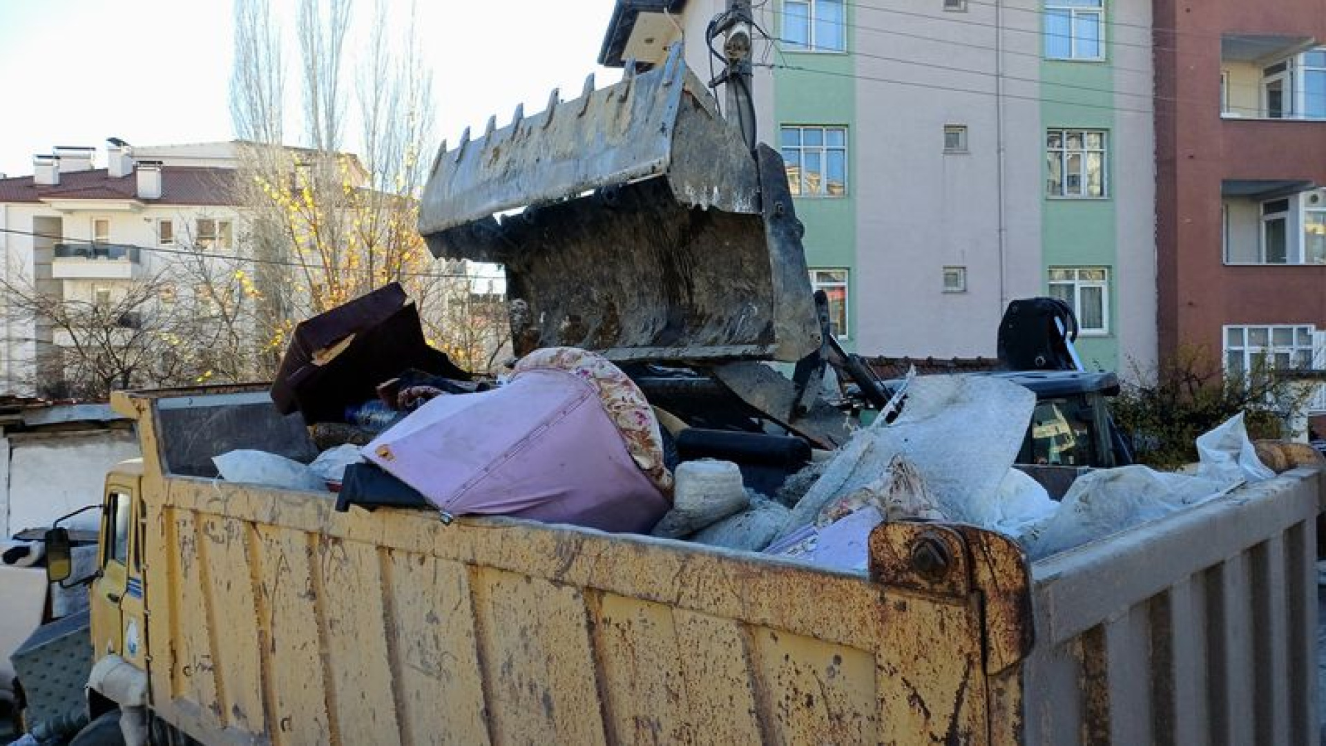 Karabük'te bir ev ve bahçesi tonlarca çöple kaplandı
