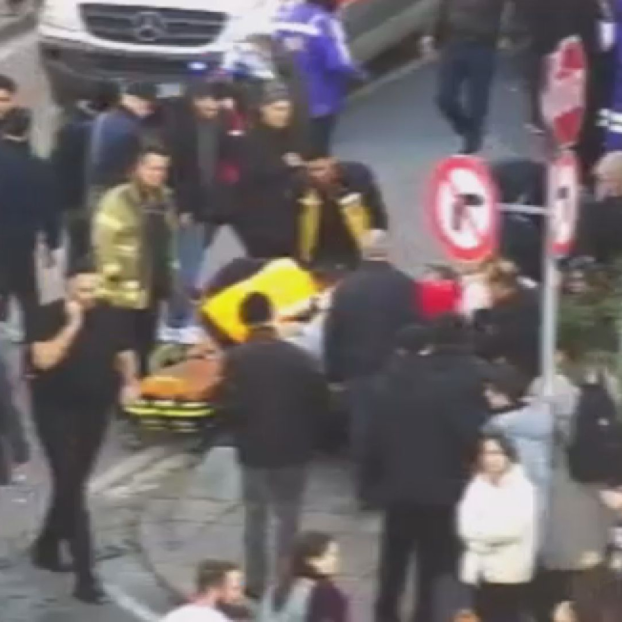 Şişli'de araç yayalara çarptı! 2 can kaybı var!