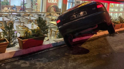 Kafeteryaya daldı! Saniyelerle kurtuldular