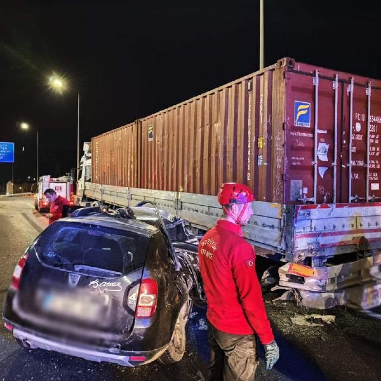 Otomobil, arıza yapan TIR'a çarptı: 1 ölü, 1 yaralı