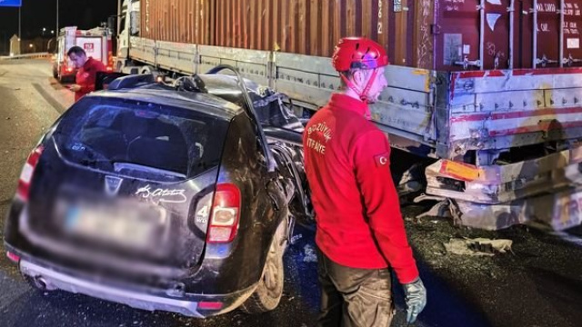 Otomobil, arıza yapan TIR'a çarptı: 1 ölü, 1 yaralı