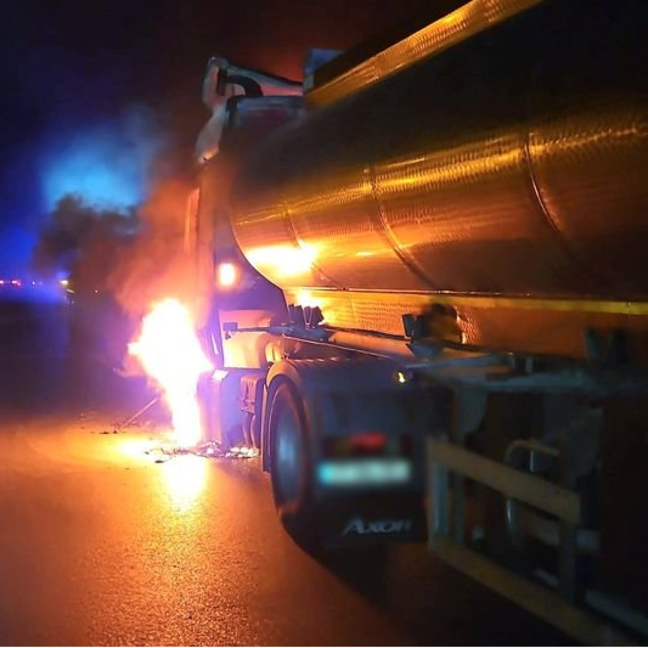 Tankerde başlayan yangın ormanlık alana sıçradı