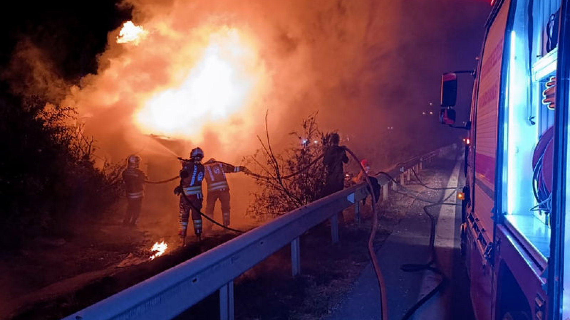 Hatay'da TIR Devrildi ve Alev Aldı: 2 Kişi Hayatını Kaybetti