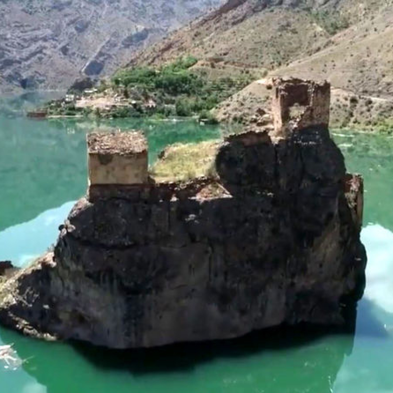 Suya gömülen köy ortaya çıktı! Kanoyla gezdiler